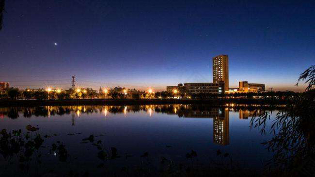 天津商业大学夜景